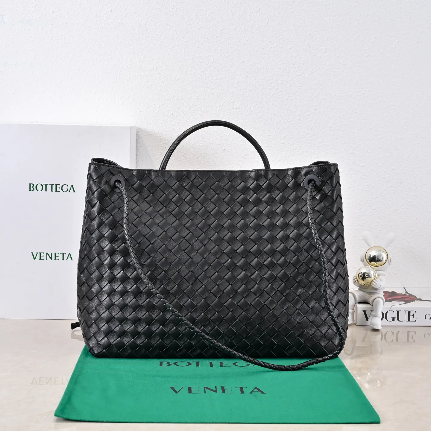Batch 3760 #Bottega Veneta 2023 spring and summer new Andiamo handbag, many stars have the same style 🎈 Classic full-body leather weaving with golden knot buckle, stable and chic enough [satisfied] The whole body is made of Nappa sheep leather, comfortable, soft and dynamic. The sliding metal knot buckle can adjust the shoulder strap, single shoulder/handbag/crossbody, multiple carrying methods, large bag capacity, suitable for commuting/daily/traveling This bag is divided into small/medium/large sizes. There is always one that suits you, so take it with you🎀🎀 Size: 45*22*34 Model: 5543#